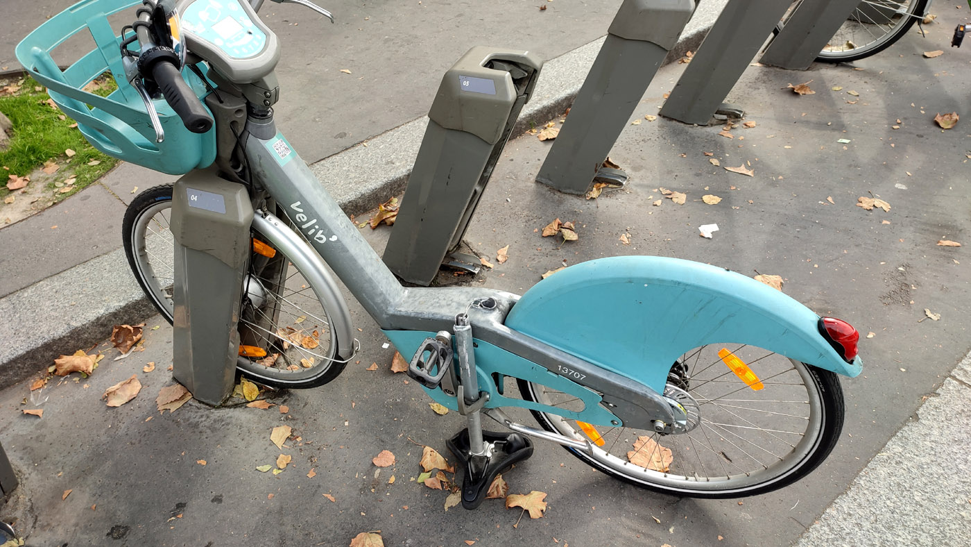 Vélib' en station 11046 dont la tige de selle est cassée